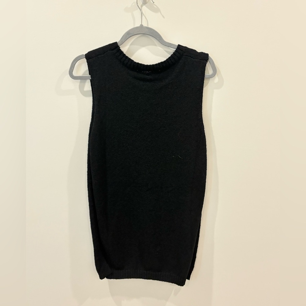 Elegant Black Sleeveless Top - Picture 2 of 4